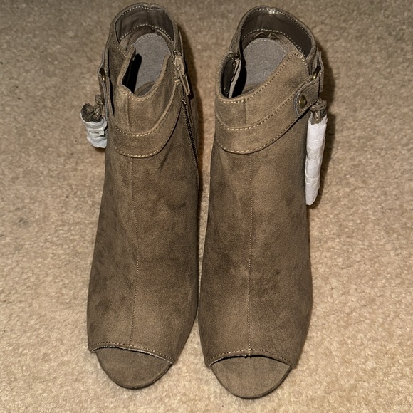 Charlotte Russe Lucite Booties Size 9 Color Khaki - Picture 2 of 13